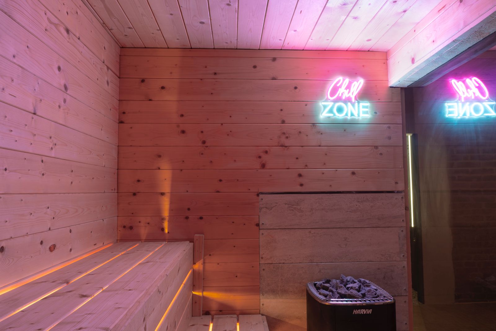 Interno cabina sauna primo piano con insegna Chill Zone